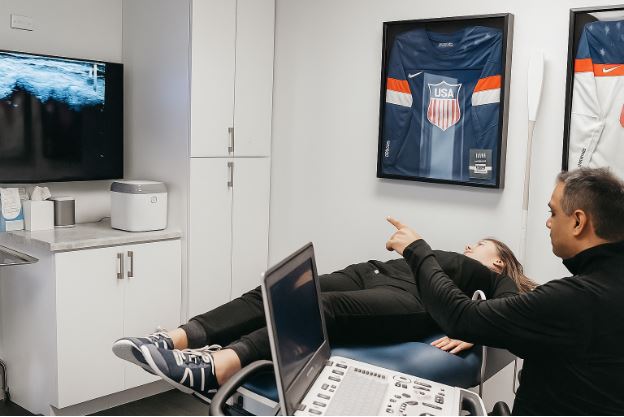 Dr. Garg performing an ultrasound-guided PRP evaluation to ensure targeted, patient-specific treatment.